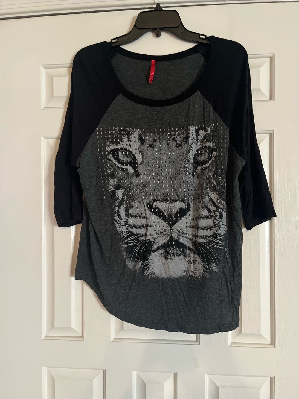 Women's Charcoal and Black Lion Graphic Raglan Top